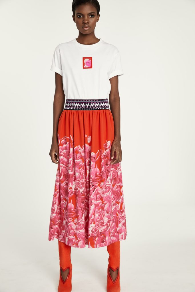 White T-shirt 2019 red skirt red boots